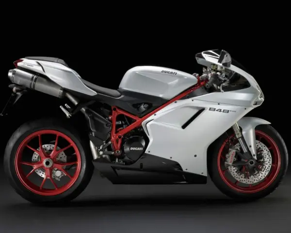 Biały motocykl Ducati 848 EVO z czerwonym stelażem i felgami, prezentujący sportowy design i moc.