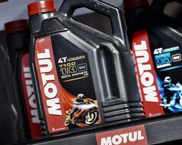Jaki olej do lag motocyklowych? Jak wybrać idealny dla Twojej jazdy?