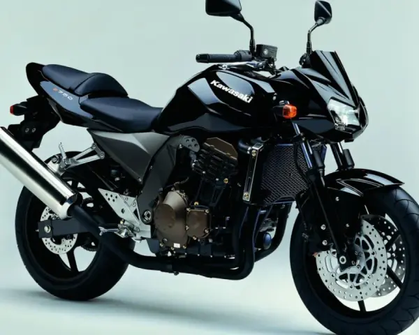 Czarny motocykl Kawasaki Z750. Poznaj jego dane techniczne i poczuj moc.