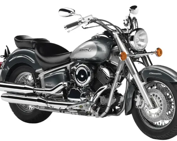 Szary motocykl Yamaha Drag Star 1100, klasyczny cruiser z chromowanymi elementami. Dane techniczne tego modelu to jego moc i styl.