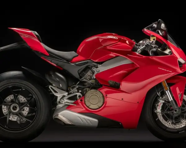 Czerwony motocykl Ducati Panigale V4 na czarnym tle. Poznaj jego imponującą moc i sprawdź, jaka jest jego ducati panigale v4 cena.