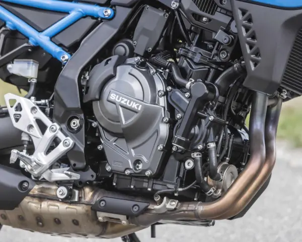 Silnik Suzuki z niebieską ramą. Poznaj, rpm co to znaczy dla mocy i osiągów motocykla.