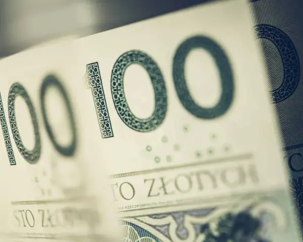 Sto złotych na zakup motocykla. Widoczne fragmenty banknotów 100 zł.
