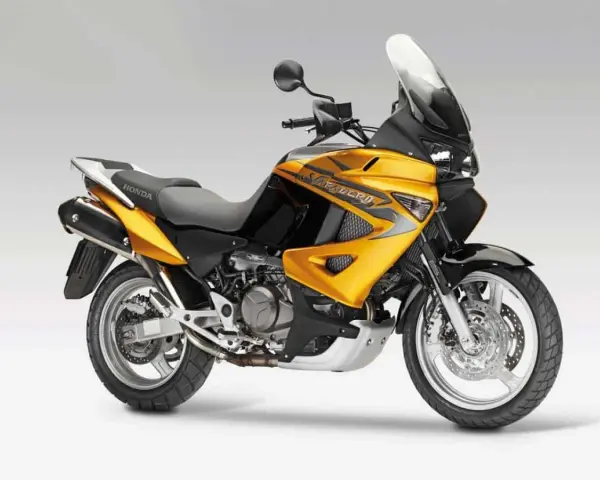 Złoty motocykl Honda Varadero 1000, gotowy na przygodę. Dane techniczne tego turystycznego enduraka zachęcają do dalekich podróży.