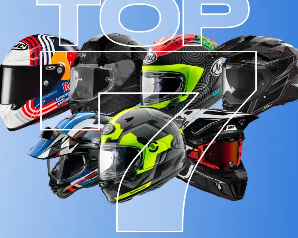 TOP 7 kasków motocyklowych. Różnorodne modele, od sportowych po terenowe, prezentują się na niebieskim tle.