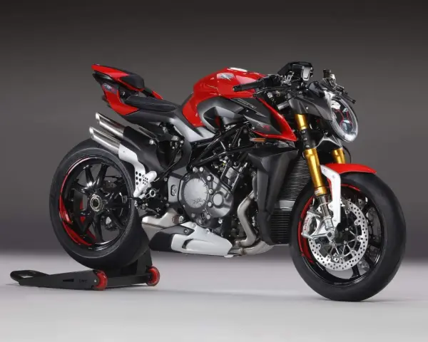 Czerwony motocykl MV Agusta Brutale 1000 RR na czarnym stojaku, gotowy do jazdy.