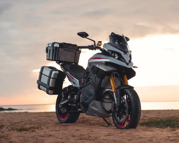 Motocykl z kuframi na plaży, idealny na podróże z prawem jazdy kat B. Motocykl 250 cc.