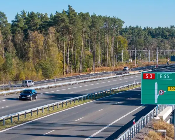 Droga S3 E65 w Polsce, z zielonym znakiem kierującym do Szczecina, Kołobrzegu, Międzyzdrojów i Lubina.