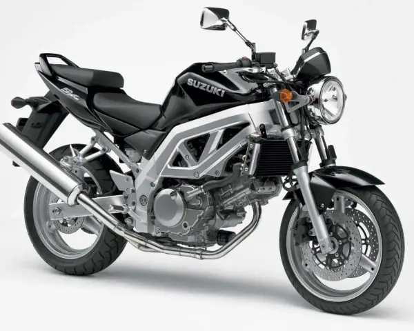 Czarny Suzuki SV 650, klasyk z widocznymi wadami, jak np. wydech.
