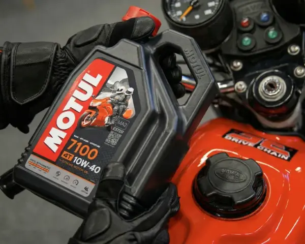 Rękawice motocyklowe trzymają olej Motul 7100 10W-40. Pytanie brzmi: co ile wymieniać olej w crossie 4t?