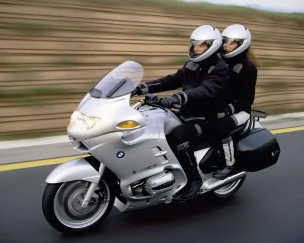 Para podróżuje na srebrnym BMW R 1100 RT. Choć motocykl ten ma swoje wady, podróż wygląda na komfortową.