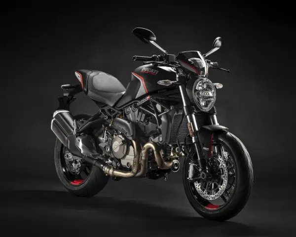 Czarny Ducati Monster. Idealny motor na 165 cm wzrostu, lekki i zwinny, gotowy na miejskie przygody.