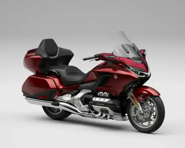 Czerwony motocykl Honda Goldwing 1500, choć luksusowy, może mieć pewne wady, np. dużą masę.