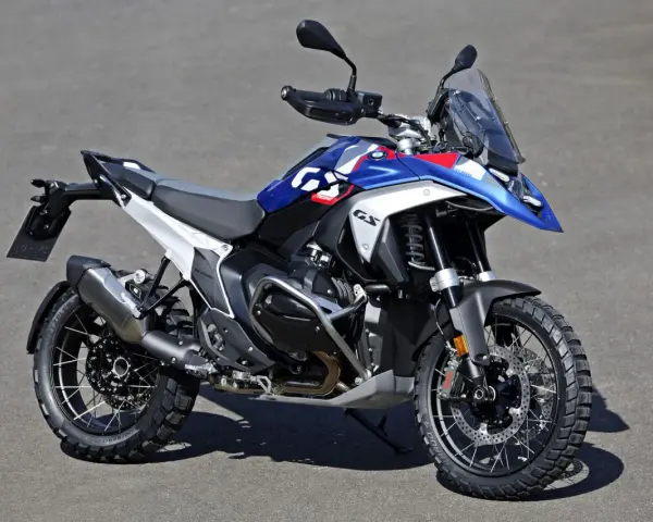 Nowy motocykl BMW R1300GS w kolorze niebieskim z białymi i czerwonymi akcentami, gotowy na przygodę.