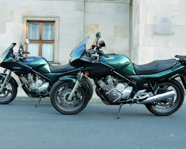 Dwa zielone motocykle Yamaha XJ6 Diversion stoją obok siebie. Ich dane techniczne są imponujące, a wygląd zachwyca.
