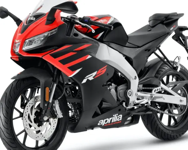 Sportowy motocykl Aprilia RS 125 w kolorze czarno-czerwonym, gotowy do jazdy.