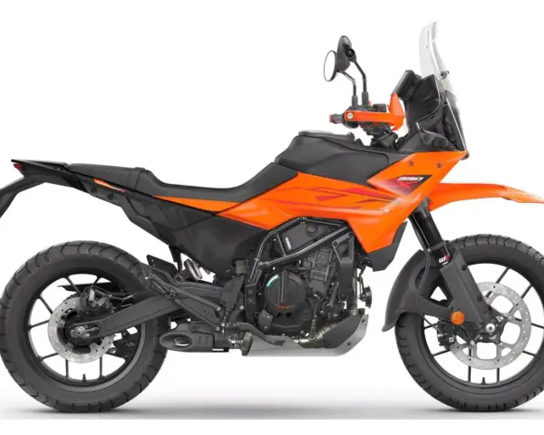 Pomarańczowy motocykl **KTM 390 Adventure** gotowy na przygodę.