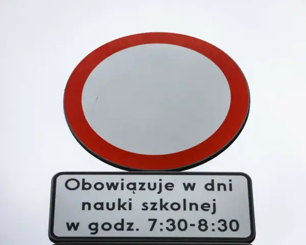 Znak b1 zakazu wjazdu, z tabliczką "Obowiązuje w dni nauki szkolnej w godz. 7:30-8:30".