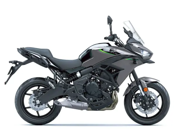 Szary motocykl turystyczny Kawasaki Versys 650. Sprawdź kawasaki versys 650 dane techniczne i przygotuj się na przygodę.