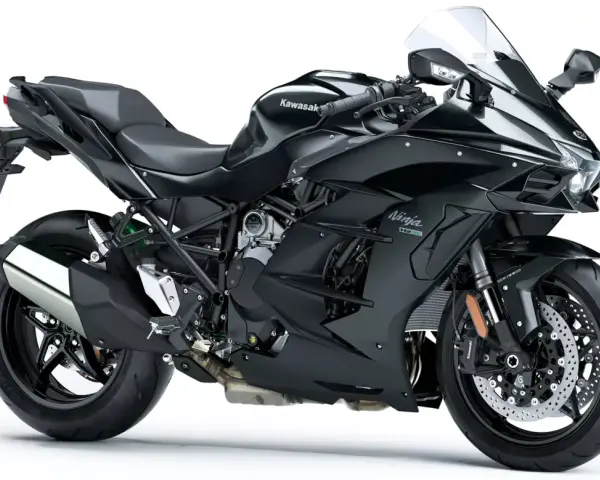 Czarny motocykl Kawasaki H2 Ninja, z widocznym napisem "Supercharger" na silniku. Potężna maszyna gotowa do podboju dróg.