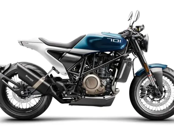 Stylowy motocykl Husqvarna Vitpilen 701 w kolorze niebiesko-białym, z widocznym silnikiem i wydechem.