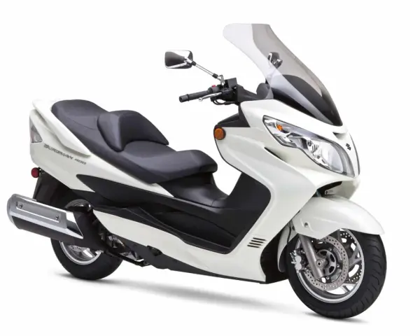 Biały skuter Suzuki Burgman 400, idealny do miasta. Poznaj jego dane techniczne i ciesz się jazdą.
