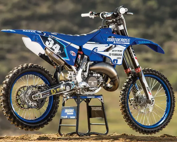 Niebiesko-biały motocykl Yamaha YZ 125 na stojaku. Ile koni ma Yamaha YZ 125? Ten model to potężna maszyna terenowa.