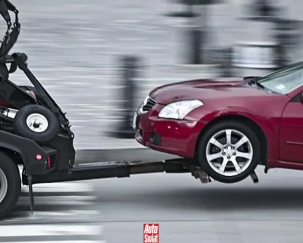 Holowanie na autostradzie: Kiedy legalne? Jak uniknąć mandatu?