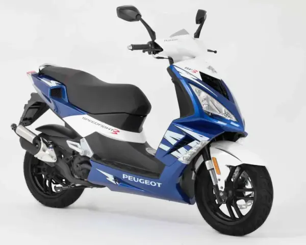 Sportowy, niebiesko-biały Peugeot Speedfight 3, duży skuter 50, gotowy do miejskich podróży.