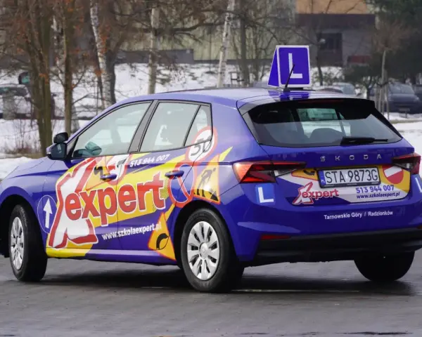 Niebieski Skoda z napisem "expert" i literą "L" na dachu. Idealny, by po prawie jazdy B zrobić A!
