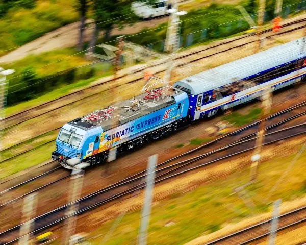 Pociąg IC "Adriatic Express" pędzi po torach, łącząc Tarnów z Lublinem.