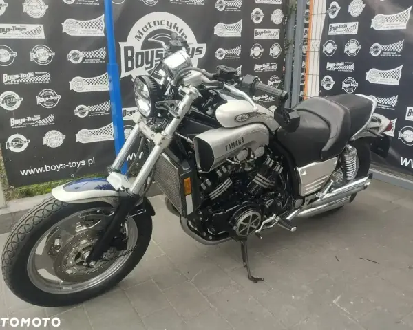 Srebrny Yamaha V-Max, potężny motocykl, gotowy na drogę. Nie jest to Suzuki Hayabusa, ale równie imponujący.