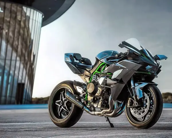 Kawasaki Ninja H2R, maszyna o potężnej mocy, z zielonymi akcentami i futurystycznym designem, gotowa do bicia rekordów.
