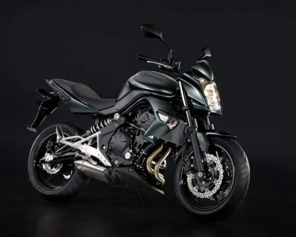 Zielony motocykl Kawasaki ER6N z ciemnym tłem.