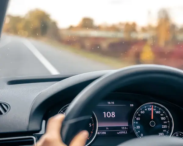 Prędkościomierz pokazuje 108 km/h. Uważaj na taryfikator mandatów za prędkość, bo to już sporo!
