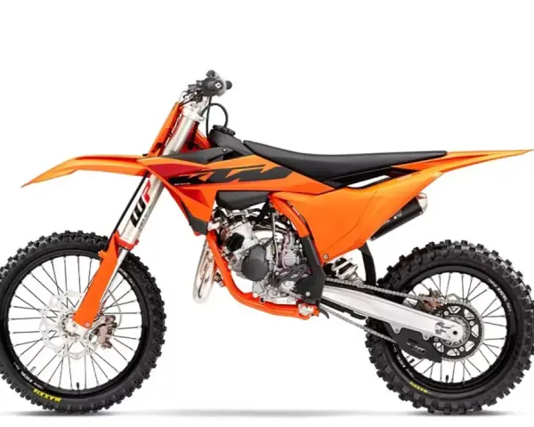 Pomarańczowy motocykl KTM SX 85, gotowy do wyścigów. Zastanawiasz się, ile koni ma ten model?