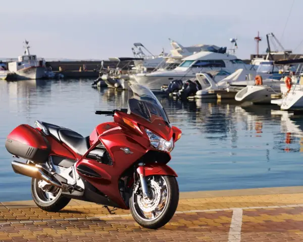 Czerwona Honda ST 1100 w marinie. Czy warto kupić ten motocykl? Zapytaj właściciela, który właśnie wrócił z rejsu.