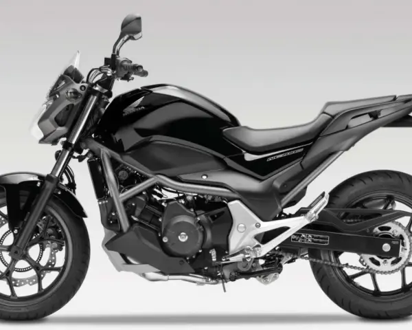 Czarny motocykl Honda NC 700 S. Poznaj jego honda nc 700 dane techniczne i możliwości.
