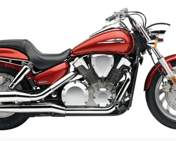 Błyszczący, czerwony motocykl Honda VTX 1300 z chromowanymi elementami i potężnym silnikiem.