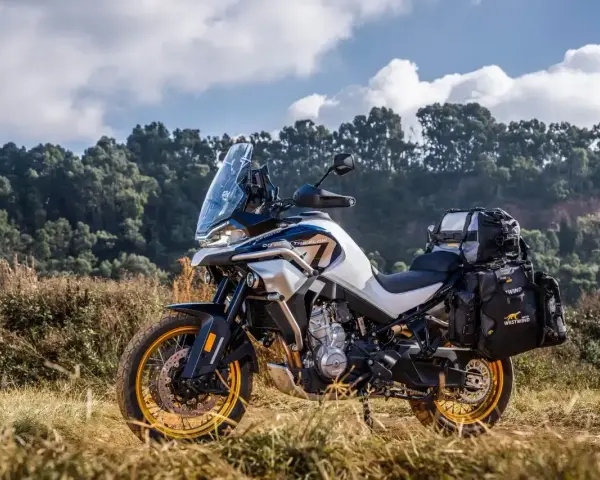 CF Moto 800 z sakwami, gotowy na przygodę. Choć jego możliwości są imponujące, warto znać potencjalne wady.