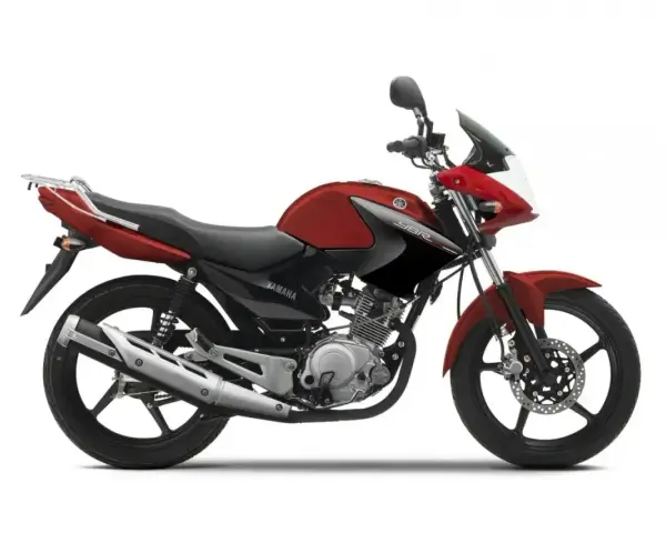 Czerwony motocykl Yamaha YBR 125, z czarnymi akcentami i bagażnikiem. Wady tego modelu to m.in. brak wskaźnika paliwa.