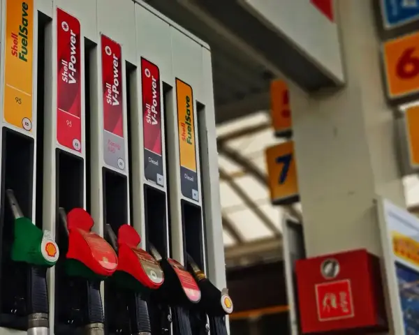 Pistolety na stacji paliw. Widać oznaczenia: 95, Racing 100, Diesel. Tankowanie paliwa 100 to wybór dla wymagających.
