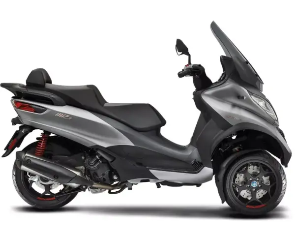 Srebrny Piaggio MP3 500, trójkołowy skuter z czarnym siedzeniem i dużą szybą. Poznaj jego piaggio mp3 500 dane techniczne.