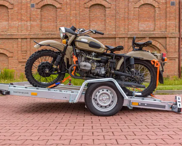 Jak przewieźć motocykl na zwykłej przyczepie? Oto przykład z użyciem pasów transportowych do zabezpieczenia ciężkiego motocykla.