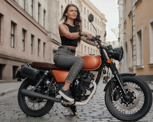Kobieta na motocyklu 125cc, gotowa na jazdę po mieście. Bezpieczeństwo przede wszystkim, nawet po 3 latach od zakupu.