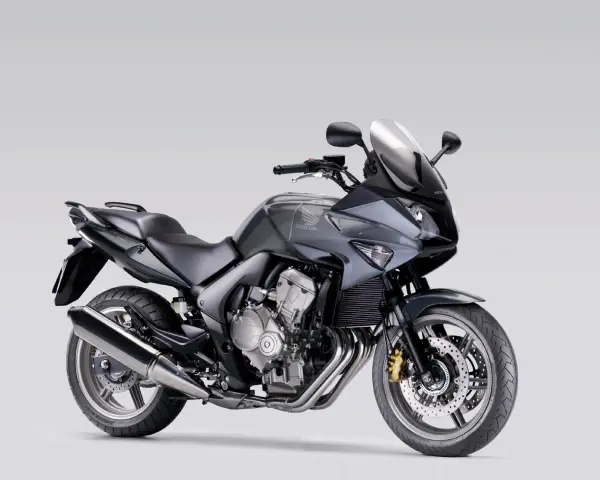 Szary motocykl Honda CBF 600, gotowy do drogi. Poznaj jego honda cbf 600 dane techniczne i poczuj moc.