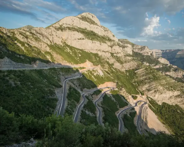 Albania motocyklem: TOP 5 tras, porady i koniec mitów o drogach!