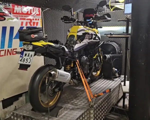Żółto-czarne konie mechaniczne na hamowni, gotowe do testów.