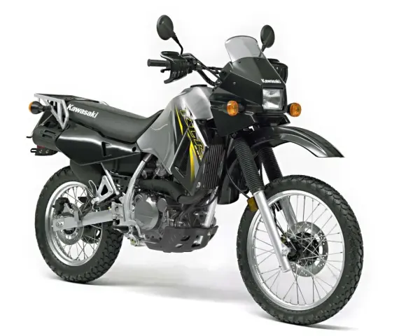 Motocykl Kawasaki KLX 650 w kolorze srebrno-czarnym, gotowy na przygodę.