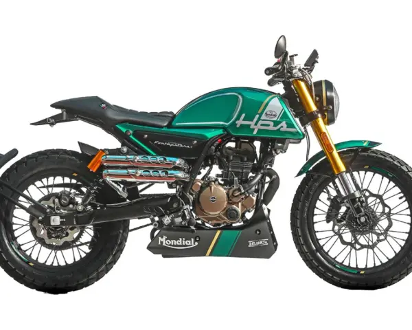 Zielony motocykl Mondial HPS z widocznym silnikiem, który obiecuje dużą moc.